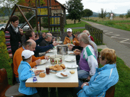 Mittagstafel mit Suppen, Br&ouml;tchen, Bockwurst und Obst