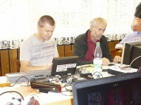 Scotty und Klaus sind konzentiert bei der Sache.